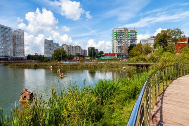 Pushkino, Rusya, 25 Ağustos 2020. Serebryanka nehrinin kıyısında çok katlı yeni binalar