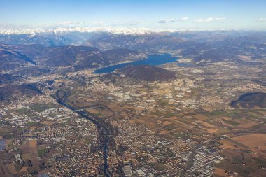 Büyük yükseklikte uçan uçağın penceresinden kara yüzeyinin görüntüsü