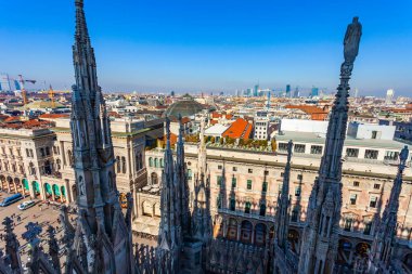 Milan, İtalya, 12 Şubat 2020. Şehrin ilgi odağı katedraldir (İtalyanca: Duomo di Milano veya Cattedrale di Santa Maria Nascente). Katedral çatısının taş kaplama dekoru