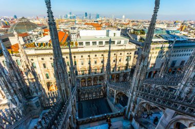 Milan, İtalya, 12 Şubat 2020. Şehrin ilgi odağı katedraldir (İtalyanca: Duomo di Milano veya Cattedrale di Santa Maria Nascente). Katedral çatısının taş kaplama dekoru