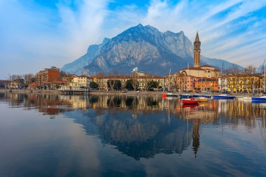 Lecco, İtalya, 16 Şubat 2020. Como Gölü 'nün bulutlu havadaki manzaralı seti ve arkasındaki dağlar.. 