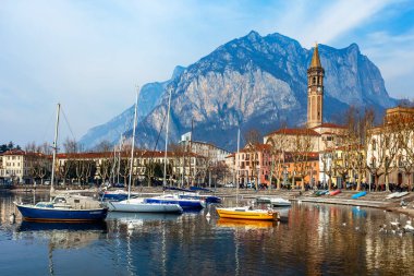 Lecco, İtalya, 16 Şubat 2020. Como Gölü 'nün bulutlu havadaki manzaralı seti ve arkasındaki dağlar.. 