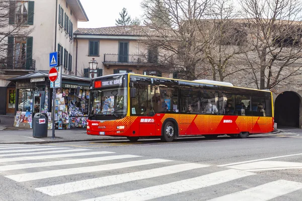 Bérgamo Italia Febrero 2020 Autobús Viaja Por Una Calle Ciudad —  Fotos de Stock