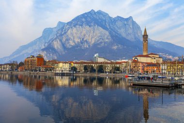 Lecco, İtalya, 16 Şubat 2020. Como Gölü 'nün bulutlu havadaki manzaralı seti ve arkasındaki dağlar.. 