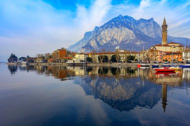 Lecco, İtalya, 16 Şubat 2020. Como Gölü 'nün bulutlu havadaki manzaralı seti ve arkasındaki dağlar.. 