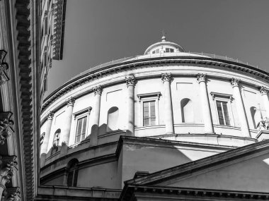 Milan, İtalya, 12 Şubat 2020. Tarihi bir binadaki tipik mimari detaylar