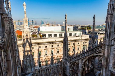 Milan, İtalya, 12 Şubat 2020. Şehrin ilgi odağı katedraldir (İtalyanca: Duomo di Milano veya Cattedrale di Santa Maria Nascente). Katedral çatısının taş kaplama dekoru