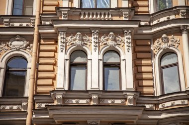 St. Petersburg, Rusya, 13 Haziran 2020. Şehrin tarihi bölümünde, bir binanın ön cephesinin bir parçası..