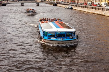 St. Petersburg, Rusya, 13 Haziran 2020. Moika Nehri manzarası ve onun pitoresk setleri. Yürüyen gemi nehir kıyısında yüzüyor.