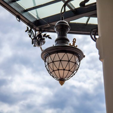 St. Petersburg, Rusya, 13 Temmuz 2020. Güzel sokak lambası 