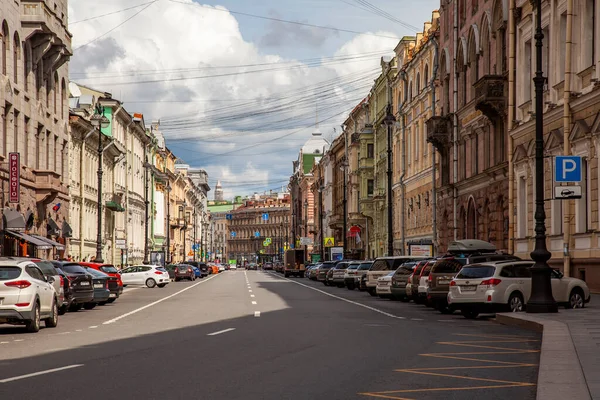 ロシアのサンクトペテルブルク2020年7月13日 歴史的建造物群の典型的な建築群 — ストック写真