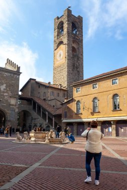 Bergamo, İtalya, 12 Şubat 2020. Manzaralı şehir manzarası. Campanone o Torre Civica - üst şehir Bergamo 'nun ünlü noktası (Citta Alta)