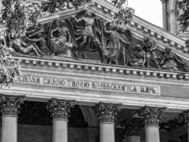 St. Petersburg, Rusya, 13 Temmuz 2020. Şehrin en önemli etkinliklerinden biri St. Isaac Katedrali 'dir. Bir sütunla ön cephenin bir parçası