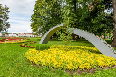 Saint Petersburg, Rusya, 13 Temmuz 2020. Kamu parkında sahne köşesi