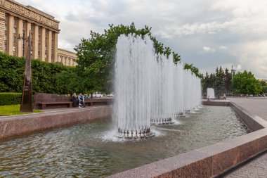 St. Petersburg, Rusya, 13 Haziran 2020. Moskovskaya Meydanı mimari topluluğu, fırtınadan önce.