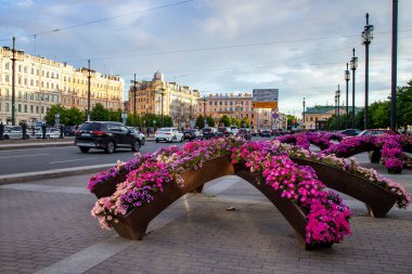 St. Petersburg, Rusya, 13 Haziran 2020. Şehrin tarihi binaları için tipik Sennaya Meydanı mimari topluluğu..