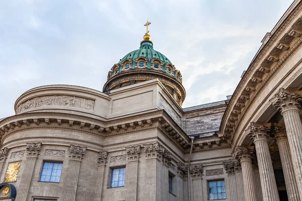 St. Petersburg, Rusya, 13 Haziran 2020. Kazan Katedrali, şehrin ana ilgi alanlarından biri, dış görünüş.