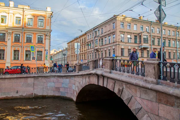 ロシアのサンクトペテルブルク2020年6月13日 グリボエドフ運河とその美しい堤防の眺め — ストック写真