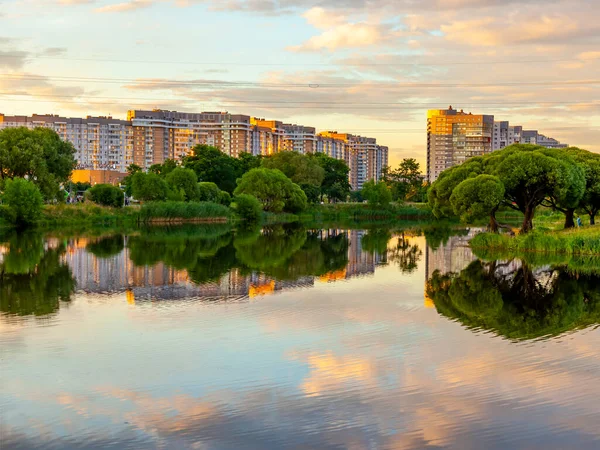 ロシアのサンクトペテルブルク2020年6月13日 白の夜の時に複数階建ての近代的な住宅の建物 — ストック写真