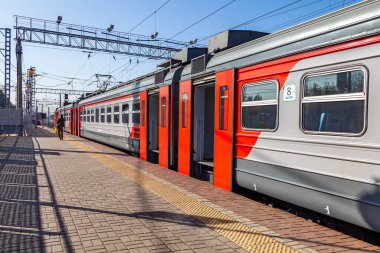 Pushkino, Rusya, 23 Eylül 2020. İstasyon yakınlarındaki modern yüksek hızlı bölgesel tren.