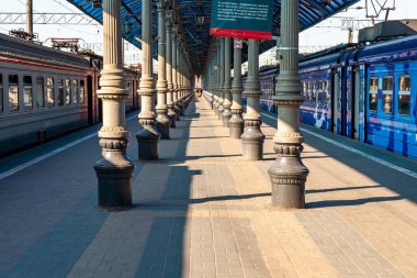 MOSCOW, Rusya, Eylül, 23, 2020. Banliyö elektrik treni Yaroslavl tren istasyonunda durdu..