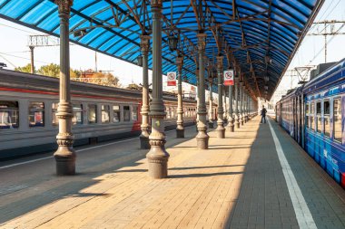 MOSCOW, Rusya, Eylül, 23, 2020. Banliyö elektrik treni Yaroslavl tren istasyonunda durdu..