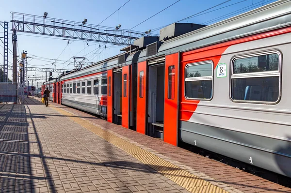 ロシアのプシュキノ2020年9月23日 駅ホーム付近の近代的な高速地方列車 — ストック写真