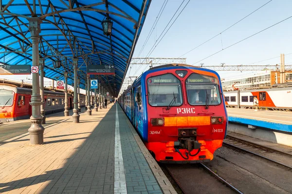Moscú Rusia Septiembre 2020 Tren Eléctrico Suburbano Detuvo Una Plataforma — Foto de Stock