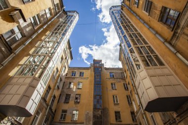 St. Petersburg, Rusya, 13 Haziran 2020. Rubinstein caddesindeki şehir avlusunun tipik manzarası. Evlerin arasında gökyüzü görünüyor.