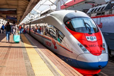 Saint Petersburg, Rusya, 13 Haziran 2020. Modern yüksek hızlı tren Sapsan, Moskova tren istasyonunda. Yolcular platformda yürüyor