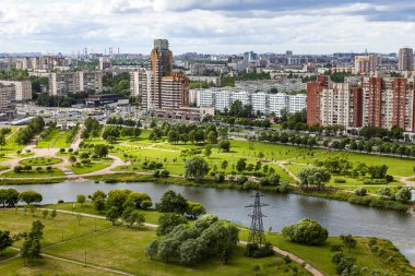 Saint Petersburg, Rusya, 13 Haziran 2020. Beyaz gecelerde çok katlı, modern konut binaları