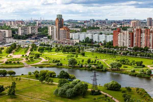 2020年6月13日 俄罗斯圣彼得堡 白夜时分的多层现代住宅 — 图库照片