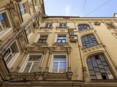 Moskova, Rusya, 11 Ağustos 2020. Şehrin tarihi semtinin mimari topluluğu. Cephe Parçası