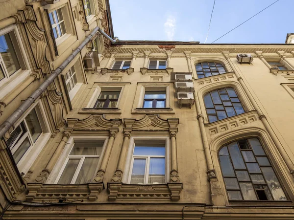 Moskova, Rusya, 11 Ağustos 2020. Şehrin tarihi semtinin mimari topluluğu. Cephe Parçası