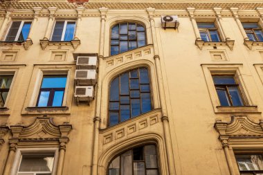 Moskova, Rusya, 11 Ağustos 2020. Şehrin tarihi semtinin mimari topluluğu. Cephe Parçası