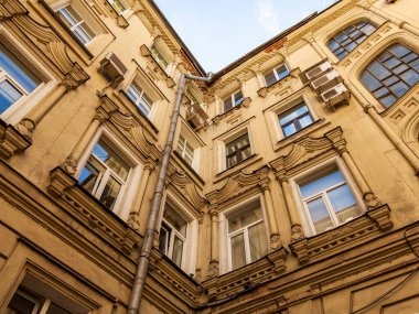 Moskova, Rusya, 11 Ağustos 2020. Şehrin tarihi semtinin mimari topluluğu. Cephe Parçası