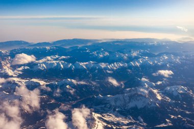 Dünya 'nın görüntüsü ve uçan uçağın penceresinden bulutlar