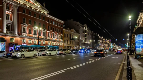2020年10月10日 俄罗斯圣彼得堡 内夫斯基景区是城市的主要街道 在夜间照明 汽车在街上开 — 图库照片