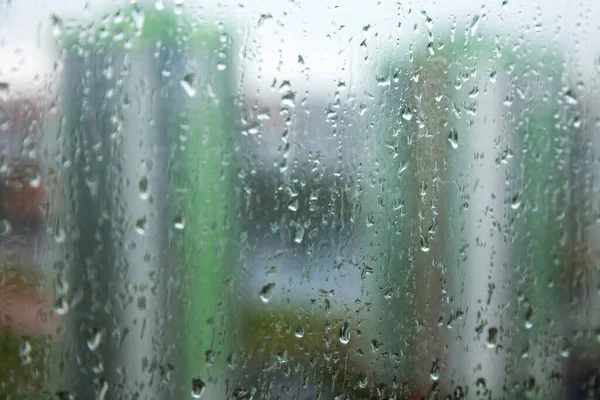 Vådt Glas Med Dråber Regnvejr Udsigt Til Gaden Bygninger - Stock-foto
