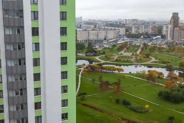 ロシアのサンクトペテルブルク2020年10月13日 複数階建ての近代住宅 — ストック写真