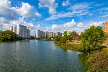 Pushkino, Rusya, 25 Ağustos 2020. Serebryanka nehrinin kıyısında çok katlı yeni binalar