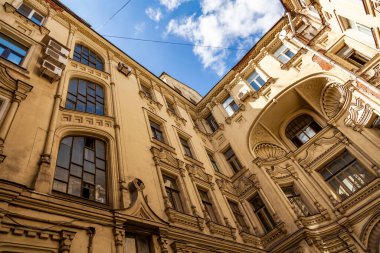 Moskova, Rusya, 11 Ağustos 2020. Şehrin tarihi semtinin mimari topluluğu. Cephe Parçası