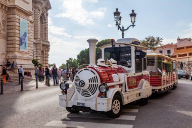 Monte Carlo, Monako, 13 Ekim 2019. Okyanus Müzesi yakınlarındaki bir meydanda elektrikli bir turist treni yolcuları bekliyor..