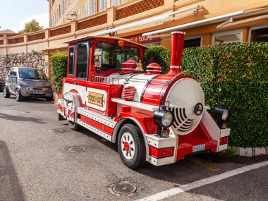 Monte Carlo, Monako, 13 Ekim 2019. Okyanus Müzesi yakınlarındaki bir meydanda elektrikli bir turist treni yolcuları bekliyor..