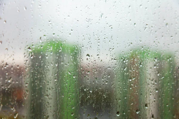 Vidro Molhado Com Baixas Durante Uma Chuva Vista Para Rua — Fotografia de Stock