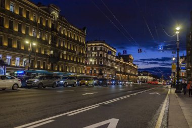 St. Petersburg, Rusya, 13 Ekim 2020. Nevsky Prospekt - Akşam vakti şehrin ana caddesi.