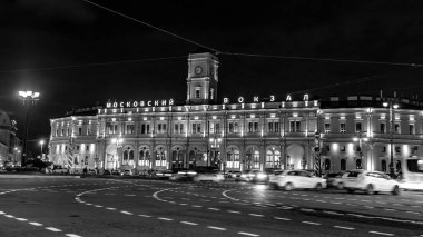 St. Petersburg, Rusya, 13 Ekim 2020. Akşam saatlerinde Moskova tren istasyonunun tarihi binası.