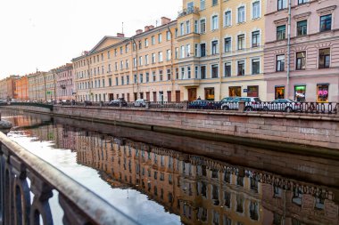 St. Petersburg, Rusya, 13 Ekim 2020. Gün batımında Griboyedov Kanalı ve manzaralı setlerin manzarası