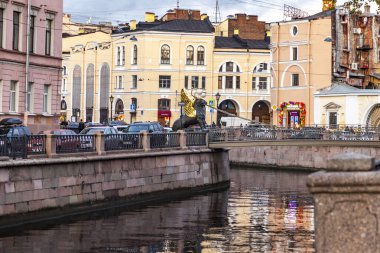 St. Petersburg, Rusya, 13 Ekim 2020. Gün batımında Griboyedov Kanalı ve manzaralı setlerin manzarası