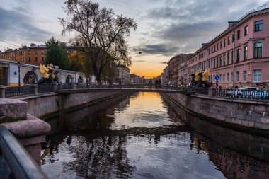St. Petersburg, Rusya, 13 Ekim 2020. Gün batımında Griboyedov Kanalı ve manzaralı setlerin manzarası